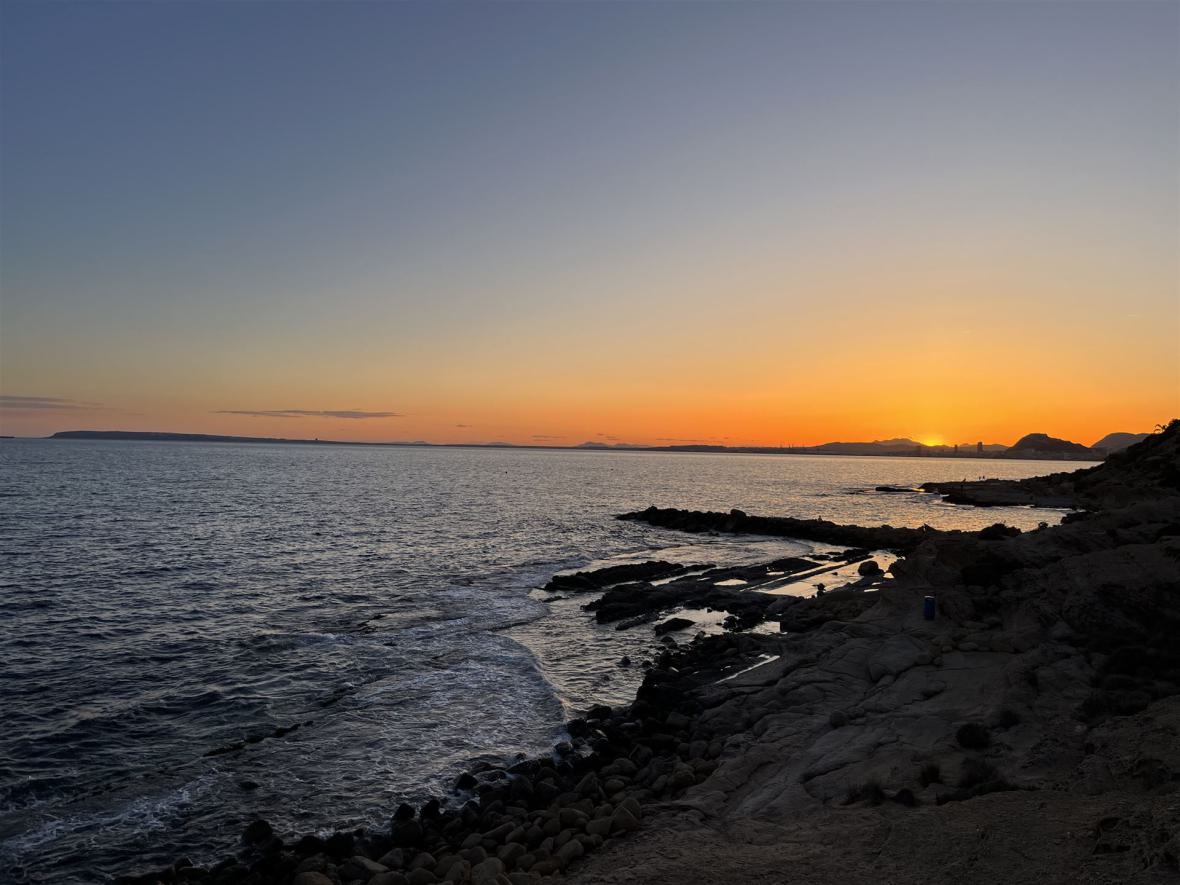Strand mit Meer bei Sonnenuntergang